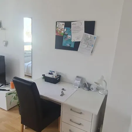 In Universitaets-naehe - Bus Und Parken Vor Der Tuer Apartamento